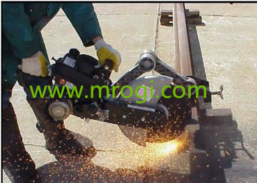 美國Racine自回轉(zhuǎn)內(nèi)燃鋸軌機